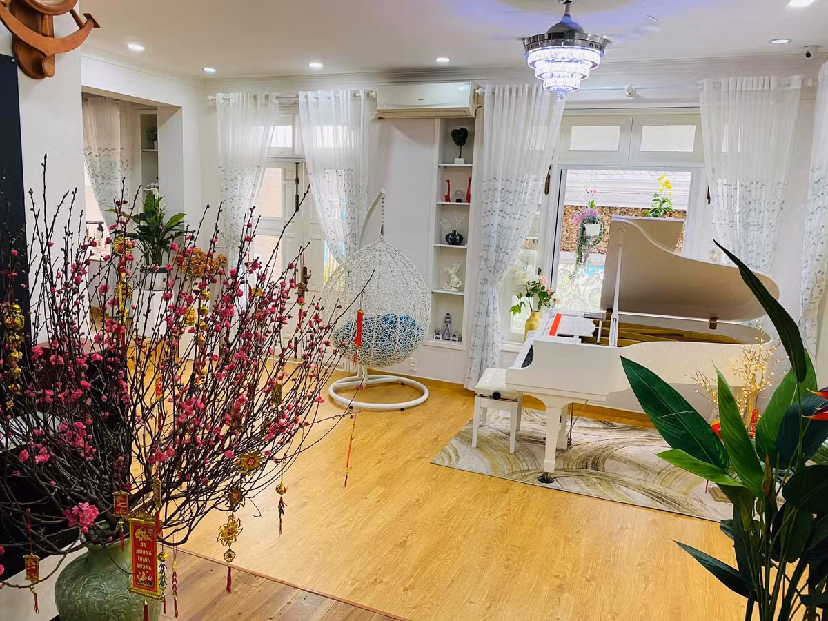 Vy Oanh chia sẻ: "Con người có xu hướng 'lá rụng về cội' và em cũng không ngoại lệ. Đó là lý do tại sao ngôi nhà em thường ở nhất phòng khách hầu như không có gì quý giá ngoài cây đàn. Có nhà chẳng có gì chỉ có cây đàn. Ở đó em tìm được sự mộc mạc giản dị gắn liền với tuổi thơ em".