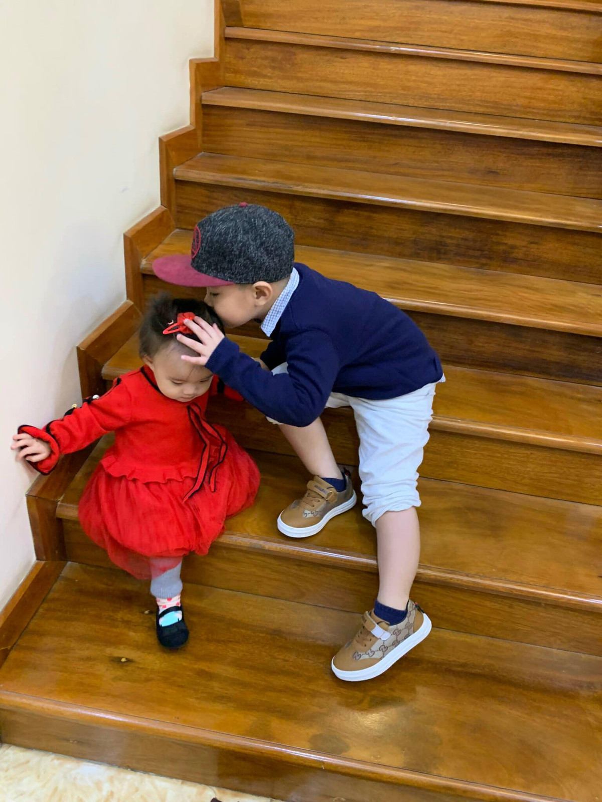 Cầu thang được ốp gỗ sang trọng.