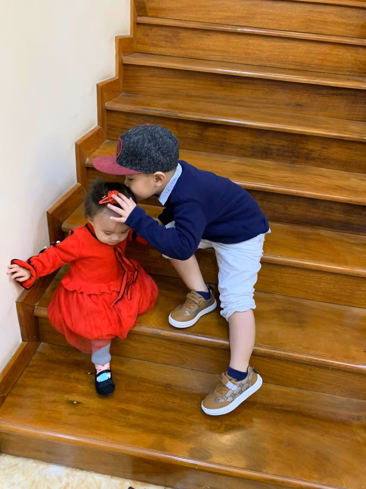 Cầu thang được ốp gỗ sang trọng.