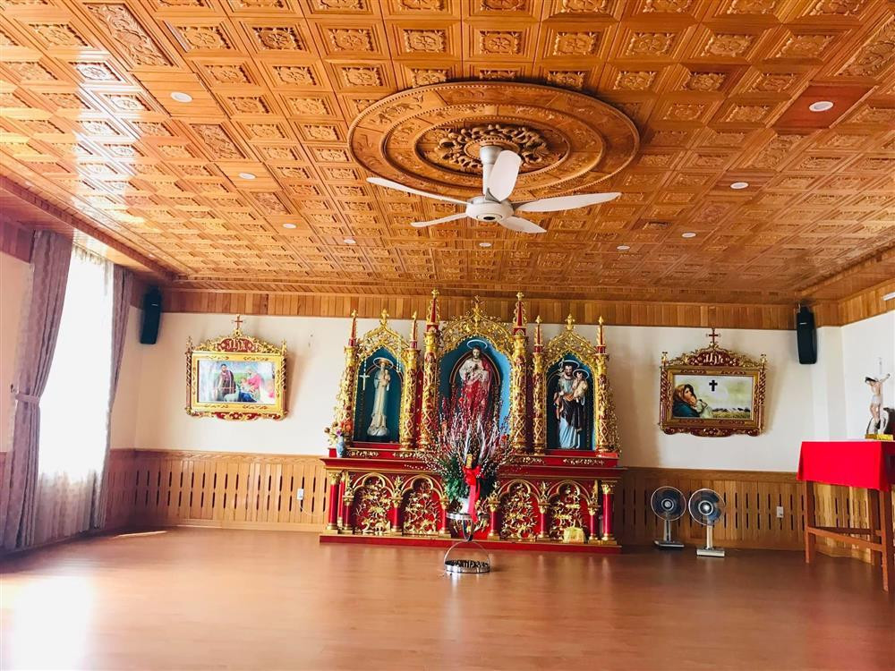 Nữ ca sĩ còn dành một căn phòng khá rộng rãi để thờ Chúa làm nơi ngồi thiền.