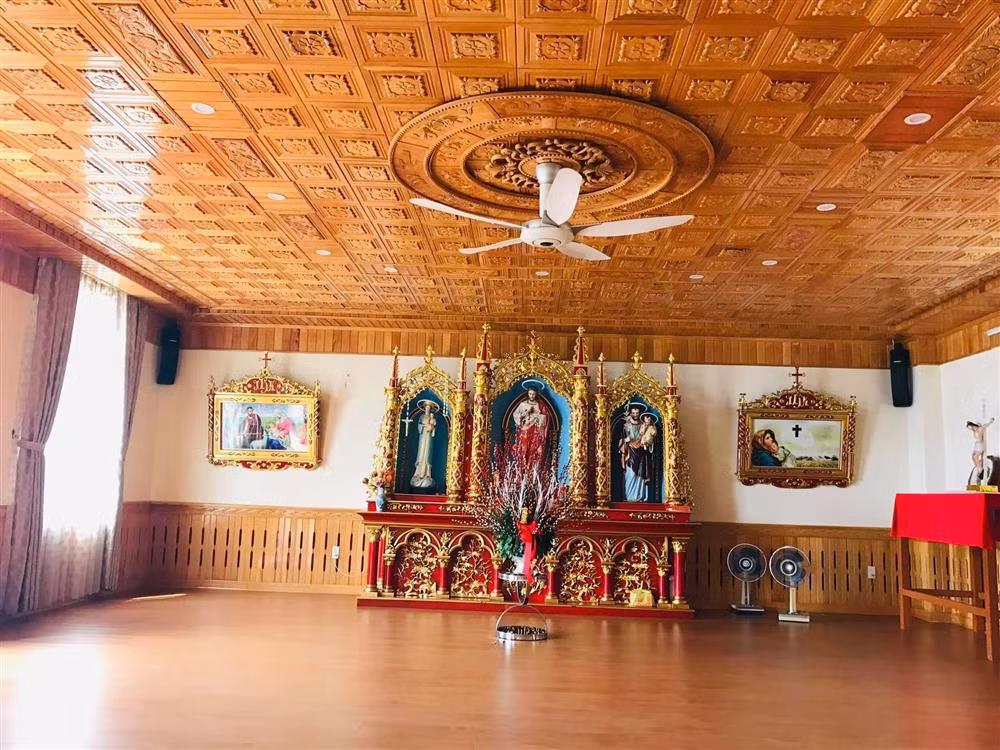 Nữ ca sĩ còn dành một căn phòng khá rộng rãi để thờ Chúa làm nơi ngồi thiền.