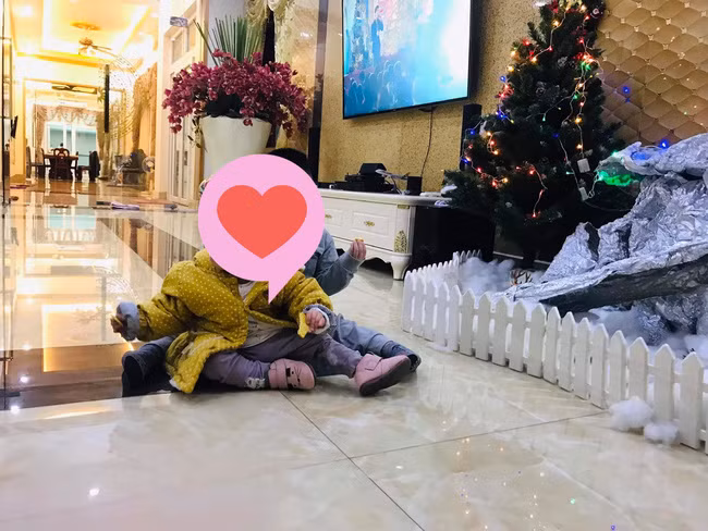 Theo hình ảnh chia sẻ, dễ dàng nhận thấy biệt thự mới của Vy Oanh thiết kế theo tone màu trắng chủ đạo, nội thất rất hiện đại, sang trọng.