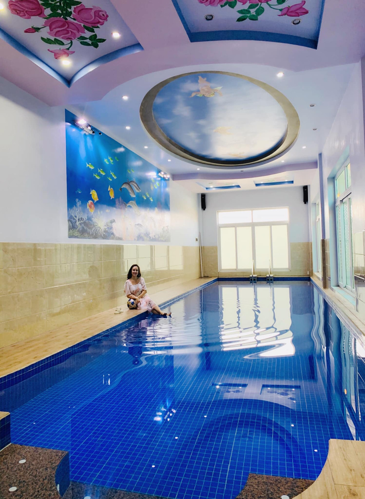 Đáng chú ý, ngay sau đó, mạng xã hội lại rầm rộ thông tin căn biệt thự mà Vy Oanh nhận là nhà của mình thực tế là trụ sở một công ty đang hoạt động ở Hải Phòng. Tuy nhiên, Vy Oanh khẳng định 100% đây là cơ ngơi của mình.