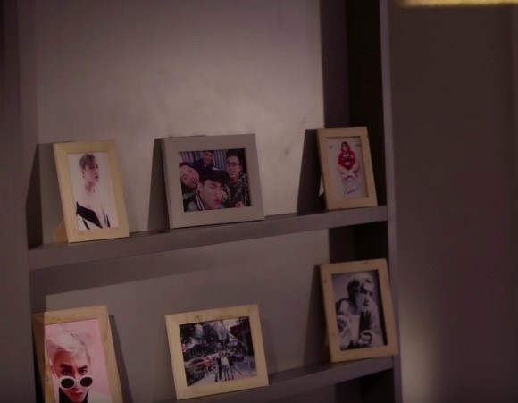 Trong nhà, anh còn thiết kế một không gian riêng để lưu giữ lại nhưng bức ảnh kỉ niệm với gia đình, bạn bè. Ảnh: M-TP