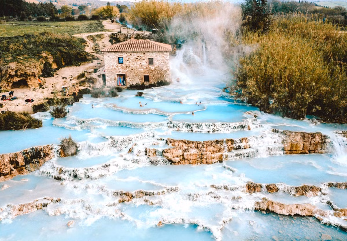 Cascate Del Mulino - suối nước nóng xanh ngọc lam Italia được tạo ra từ dòng chảy dưới lòng đất, xuyên qua các cánh đồng. Với thiết kế đặc biệt tựa như những thửa ruộng bậc thang với từng tầng là từng hồ nước. Ảnh: Travel.