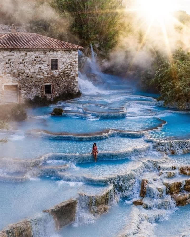 Làn khói mờ hòa quyện cùng dòng nước xanh tạo ra quang cảnh mê hoặc khách du lịch. Ảnh: Travel.