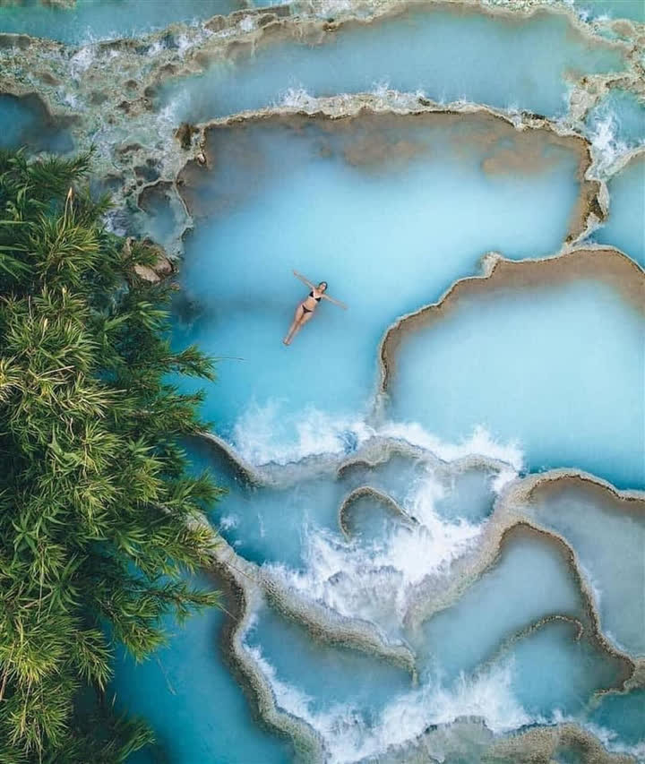 Suối nước nóng hình bậc thang trông giống những bể sục trong các spa nhưng lớn hơn nhiều và không đủ sâu để bơi. Ảnh: Travel.