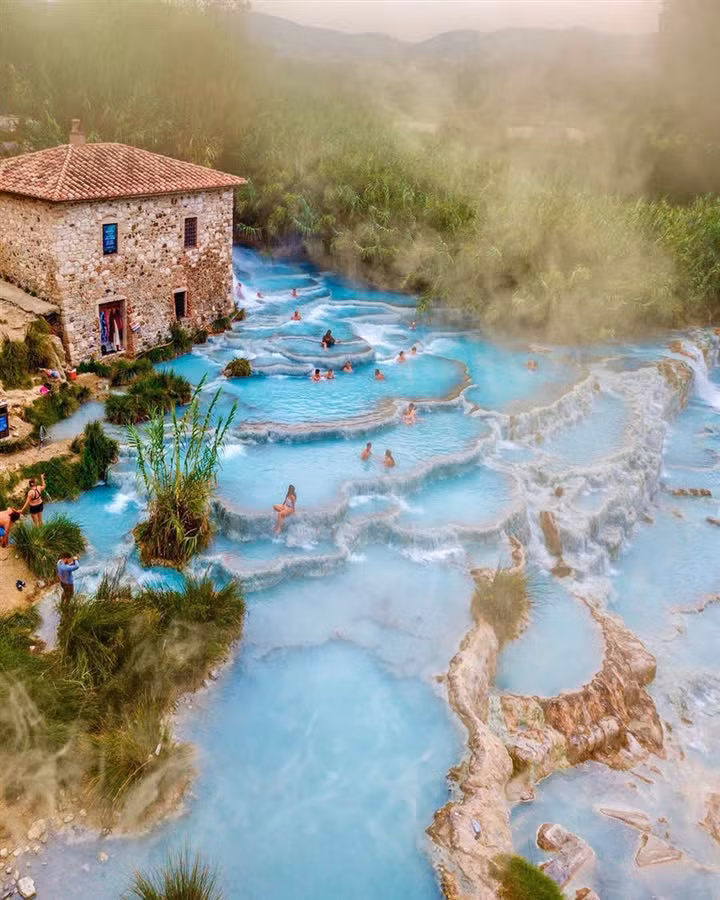 Suối nước nóng Cascate del Mulino, có nghĩa đen là thác nước Mill, kỳ quan siêu thực này nằm trong khuôn viên của một nhà máy cũ, cách làng Saturnia chỉ vài cây số. Ảnh: Travel.