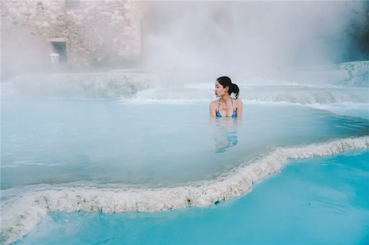 Suối nước nóng Cascate Del Mulino được tạo nên từ một thác nước có dòng nước nóng chảy dưới lòng đất và xuyên qua các cánh đồng. Ảnh: Travel.