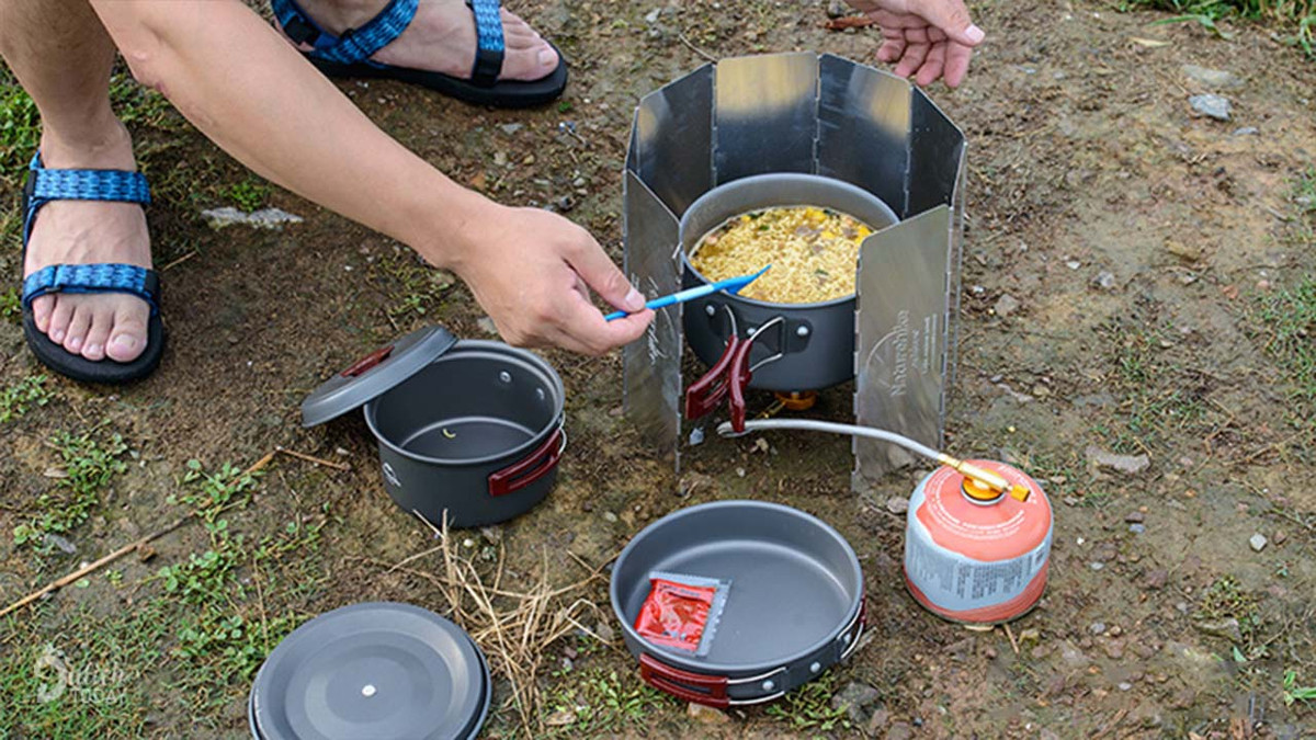 Những công cụ cắm trại tiện nghi như bếp nướng mini, máy pha cà phê nhỏ gọn...không thật sự cần thiết cho một chuyến cắm trại. Trên thực tế, bạn chỉ cần một cái lều, một chiếc túi ngủ, thêm chiếc đèn là đã đủ cho một chuyến đi. Ảnh: Internet