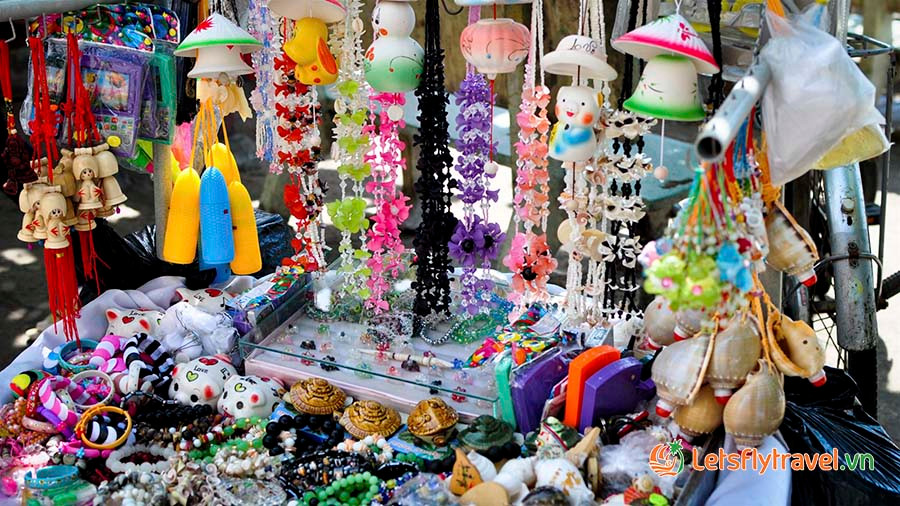 Quà lưu niệm vừa đắt tiền lại không mang lại giá trị thiết thực. Thay vào đó, hãy mua một vài món ăn đặc sản địa phương. Ảnh: Letsflytravel