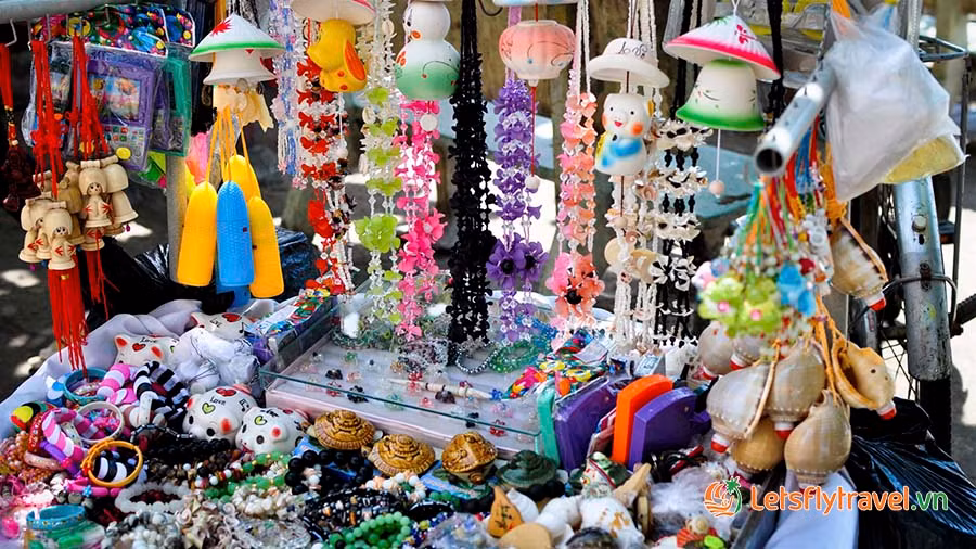 Quà lưu niệm vừa đắt tiền lại không mang lại giá trị thiết thực. Thay vào đó, hãy mua một vài món ăn đặc sản địa phương. Ảnh: Letsflytravel