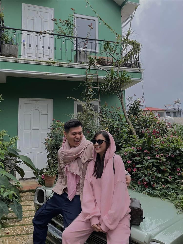 Ngay lập tức, cộng đồng mạng không khỏi tò mò trước danh tính của chàng trai này. Được biết, bạn trai Salim tên thật là Nguyễn Hải Long - là thiếu gia duy nhất của một tập đoàn may mặc lớn ở Việt Nam.