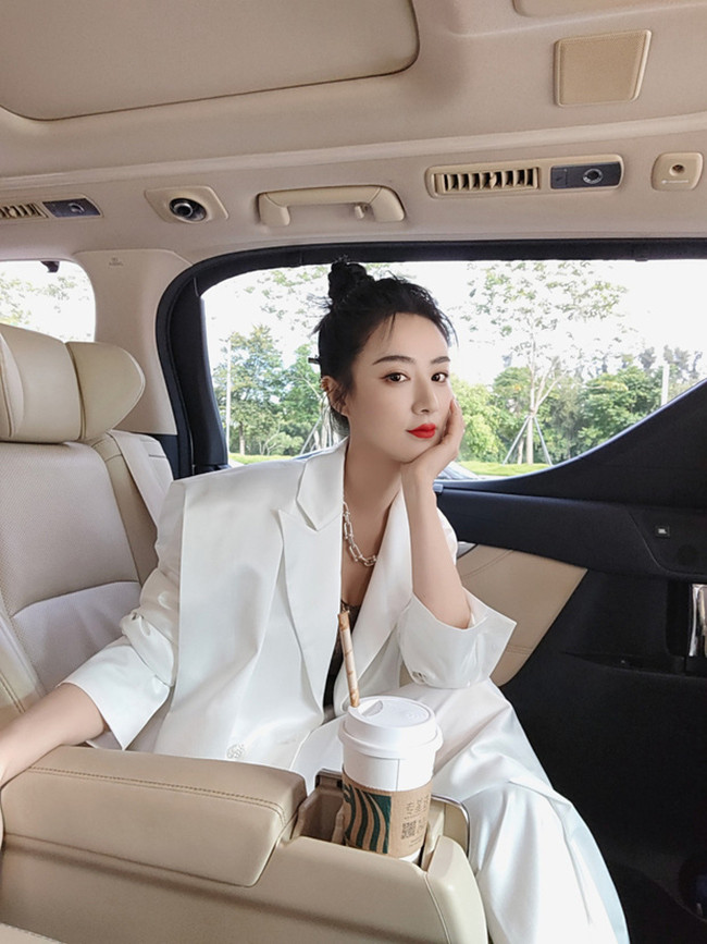 Vy Á cũng đang sở hữu một chiếc siêu xe Rolls-Royce giá 6 triệu NDT (21,5 tỷ đồng). Ảnh: Sohu