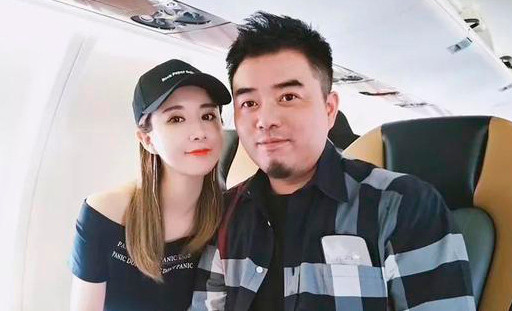 2 năm sau, ở tuổi 18, cô cùng chồng Đổng Hải Phong (khi đó là bạn trai) thuê một gian hàng vỏn vẹn 6m2 tại chợ đầu mối gần khu sở thú của Bắc Kinh để bán quần áo nữ. Trong vòng 3 tháng, cặp đôi đã kiếm được 100.000 tệ (tương đương 360 triệu đồng). Ảnh: Sina