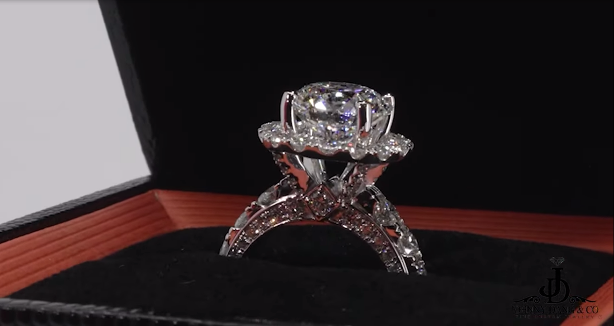 Một đại gia Việt sang Mỹ đặt viên kim cương 3 tỷ đồng. Ảnh: YouTube