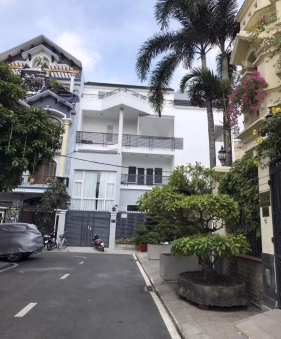 Căn nhà toạ lạc trong khuôn viên an toàn, sang trọng và vô cùng yên tĩnh giữa lòng Sài Gòn, vị trí đắc địa gần sân bay và trục đường chính Nguyễn Văn Trỗi, Phú Nhuận. Ảnh: Công lý &amp; xã hội