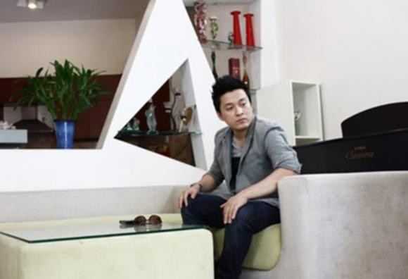 Bên trong ngôi nhà, Lam Trường sử dụng gam màu trung tính chủ đạo. Ảnh: Internet