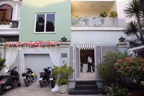 Nam ca sĩ đã thiết kế từng chi tiết cho tổ ấm của mình, từ nội thất phòng khách đến cả những bức tranh treo tường. Ảnh: Internet