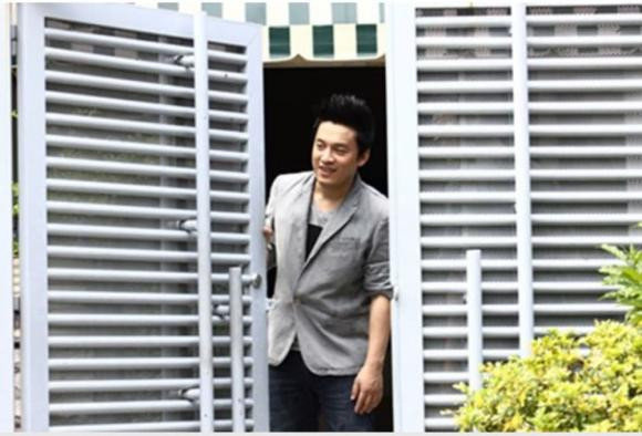 Ca sĩ Lam Trường là một trong những giọng ca được yêu thích nhất từ những năm cuối thập niên 90 cho đến tận ngày hôm nay. Anh sở hữu một ngôi nhà ở đường Nguyễn Trọng Tuyển hút mắt với màu kem trang nhã. Ảnh: Internet