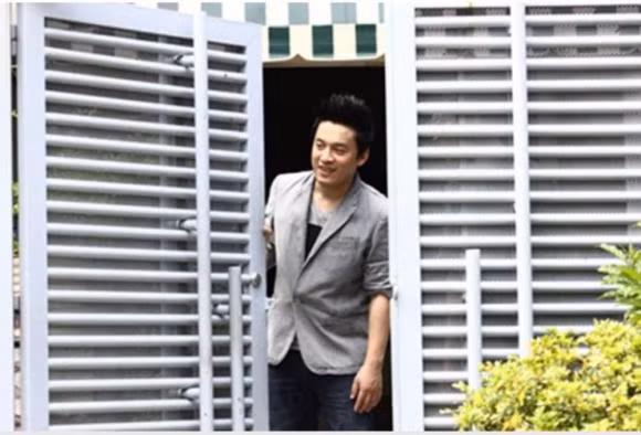 Ca sĩ Lam Trường là một trong những giọng ca được yêu thích nhất từ những năm cuối thập niên 90 cho đến tận ngày hôm nay. Anh sở hữu một ngôi nhà ở đường Nguyễn Trọng Tuyển hút mắt với màu kem trang nhã. Ảnh: Internet