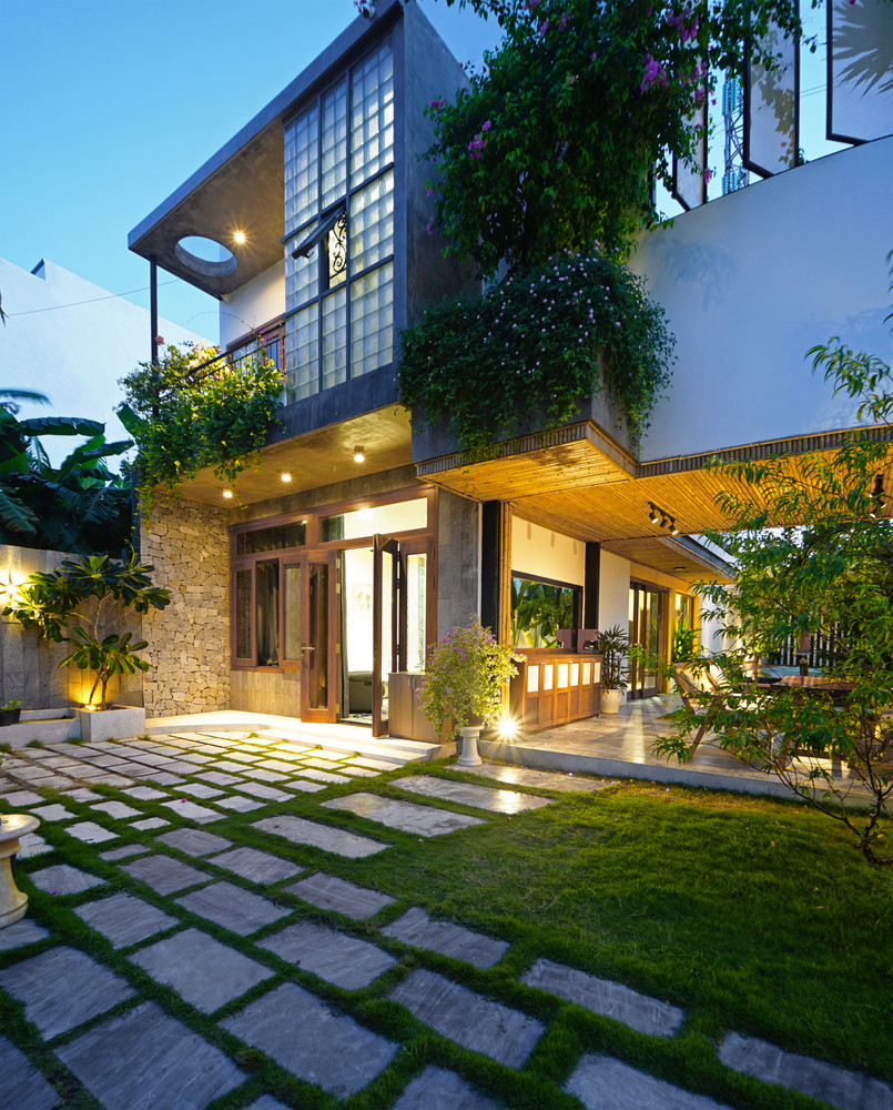 Yêu cầu của gia chủ là tạo nên không gian ngập tràn ánh sáng và giảm bớt sức nóng từ hướng Tây.