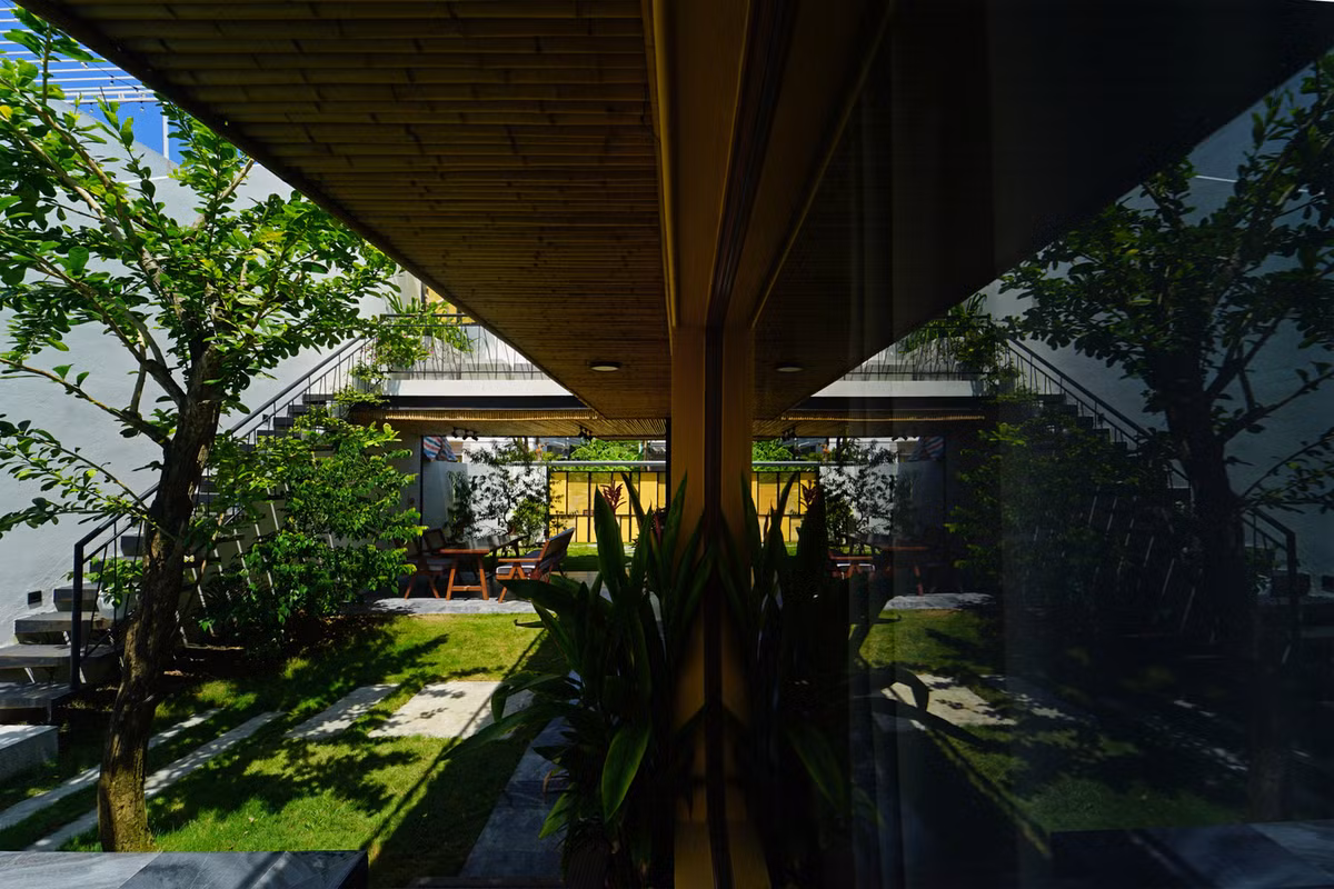 Toàn bộ không gian đệm trong nhà cùng với khoảng sân ngoài trời được tận dụng để trồng cây xanh.