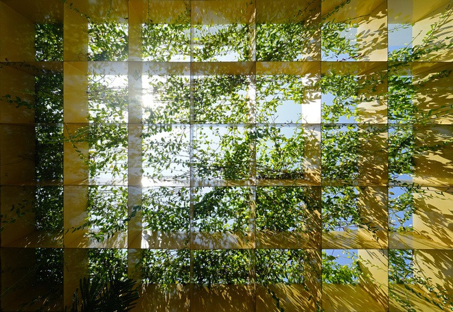 Bên trong ngôi nhà 2 tầng, một giếng trời lớn vừa đóng vai trò trang trí vừa giúp điều hòa không khí.