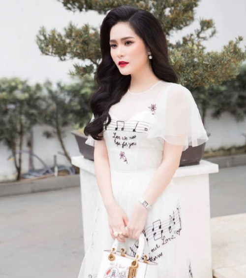 Trong lần hội ngộ dàn thí sinh Siêu mẫu Việt Nam 2018 hai miền Nam-Bắc, ca sĩ Di Băng gây choáng với chiếc đồng hồ có mức giá 500.000 đô, được đặt chế tác riêng từ 24 viên kim cương 7 ly 2 và 4 viên 8 ly 1. Ảnh: Saostar