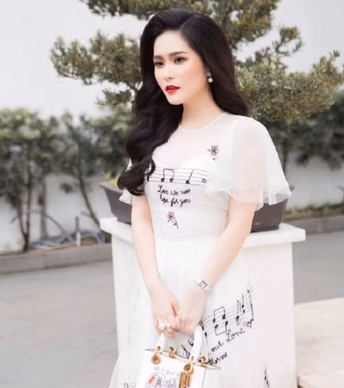 Trong lần hội ngộ dàn thí sinh Siêu mẫu Việt Nam 2018 hai miền Nam-Bắc, ca sĩ Di Băng gây choáng với chiếc đồng hồ có mức giá 500.000 đô, được đặt chế tác riêng từ 24 viên kim cương 7 ly 2 và 4 viên 8 ly 1. Ảnh: Saostar