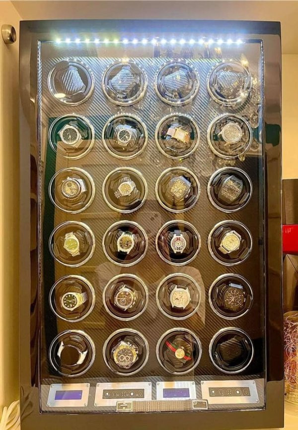 Trong những bức ảnh được chia sẻ, có thể thấy Di Băng sở hữu một két đựng đồng hồ rộng đến 24 ngăn và đã dần được lấp kín. Ảnh: FBNV