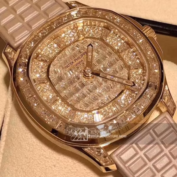 Tháng 7 vừa qua, Di Băng được ông xã đại gia đưa đi nhận chiếc đồng hồ kim cương trị giá 6 tỷ mà anh đặt mua từ tháng trước. Ảnh: FBNV