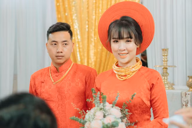 Mở màn cho loạt đám cưới toàn vàng của năm 2021 là đám cưới "khủng" ở Bàu Bàng, Bình Dương của cô dâu Võ Thị Diệu Hà (SN 1997), chú rể là Lê Mạnh Linh (SN 1991). Ảnh: Dân Việt