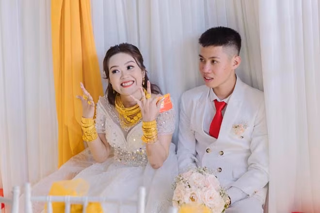 Trúc Mai cho biết, đám cưới, cô được tặng 20 cây vàng, trong đó bố mẹ ruột trao 10 cây, bố mẹ chồng trao 10 cây. Ảnh: Dân Việt