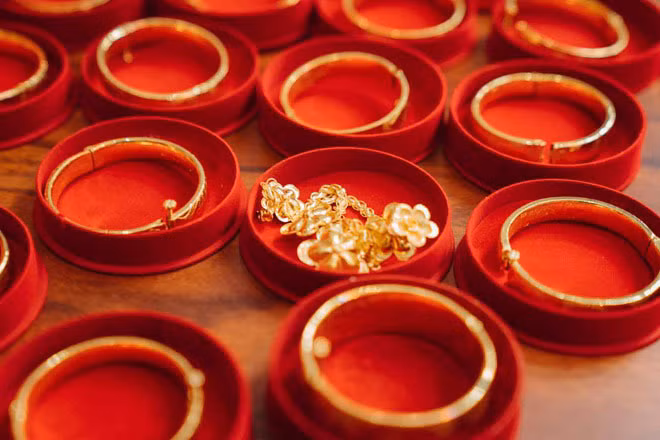 Đáng chú ý nhất là hình ảnh mẹ ruột cô dâu đem cả khay vàng lên sân khấu trao tặng cho con gái. Ảnh: Dân Việt