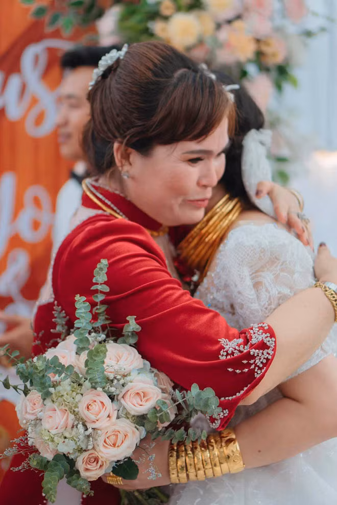 Ước tính, số quà cưới cô dâu, chú rể này nhận được khoảng 20 cây vàng, trị giá gần 1,2 tỷ đồng. Ảnh: Dân Việt