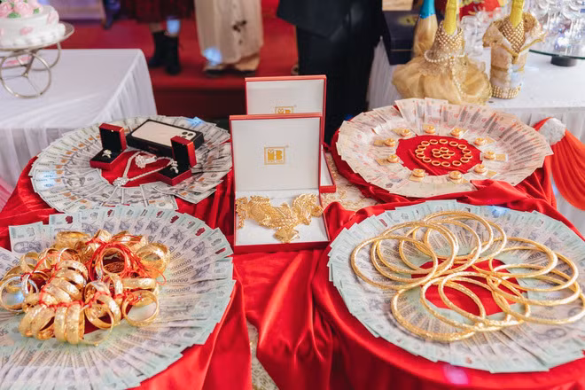 50 cây vàng, 1 căn nhà và bộ trang sức kim cương trị giá 20 tỷ là quà hồi môn cặp đôi Vĩnh Đăng và Huyền Trang nhận được trong đám cưới của mình. Ảnh: Vietnamnet