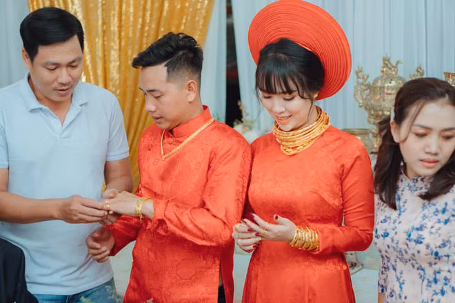 Theo đó, đám cưới được tổ chức trong căn biệt thự hoành tráng, rước dâu bằng xe sang BMW. Cô dâu, chú rể tất bật nhận quà tặng là kiềng vàng, nhẫn vàng, lắc vàng từ hai bên gia đình. Ảnh: Dân Việt