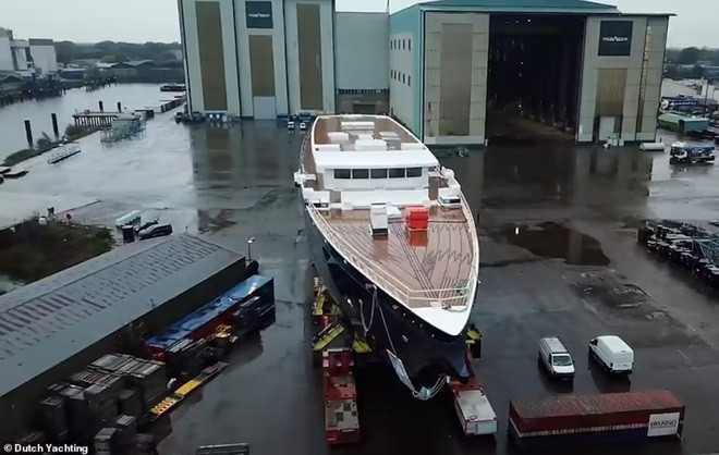 Siêu du thuyền của Jeff Bezos sẽ có ba cột buồm và ba boong tàu khổng lồ.