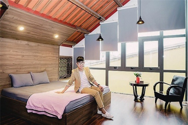 Phòng ngủ được bài trí với không gian mở, có nhiều cửa sổ lớn. Ảnh: Dân Việt