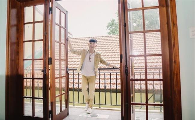 Long Nhật tiết lộ đằng sau ngôi biệt thự này vẫn còn một khoảng đất rộng chưa dùng tới. Ảnh: Dân Việt