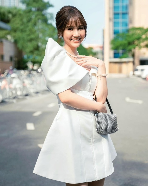 Chiếc Ssense Exclusive Medium Wanglog Bag đến từ nhà mốt Alexander Wang có giá 20 triệu đồng. Ảnh: FBNV