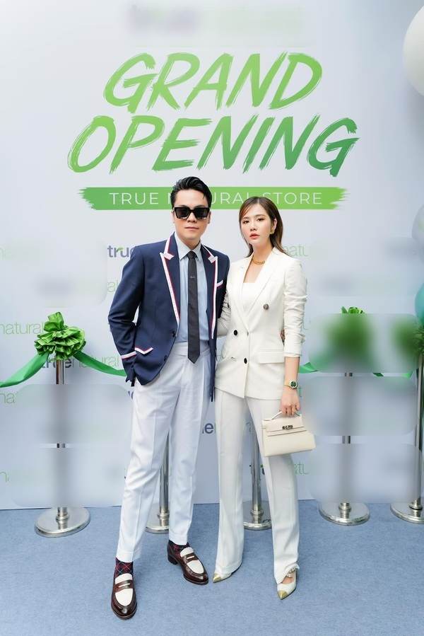 Khi đi khai trương những “đứa con tinh thần", diễn viên Huyền Lizzie xách chiếc Hermès 2020 pre-owned Kelly 32 2way bag giá xấp xỉ 630 triệu đồng. Ảnh: FBNV