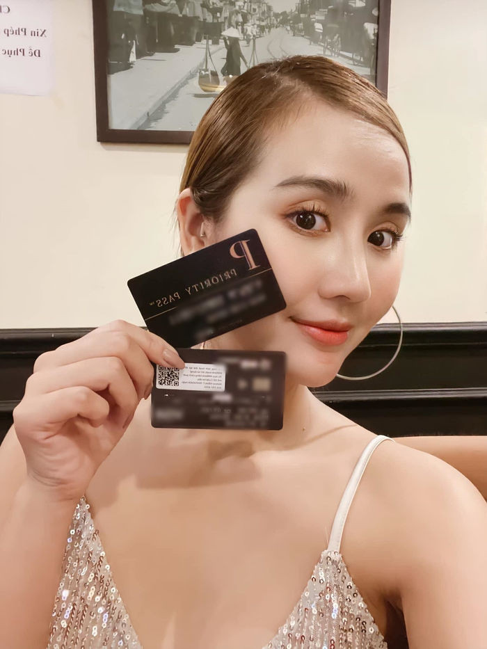 Nữ diễn viên còn sở hữu trong tay nhiều thẻ đen quyền lực. Ảnh: FBNV