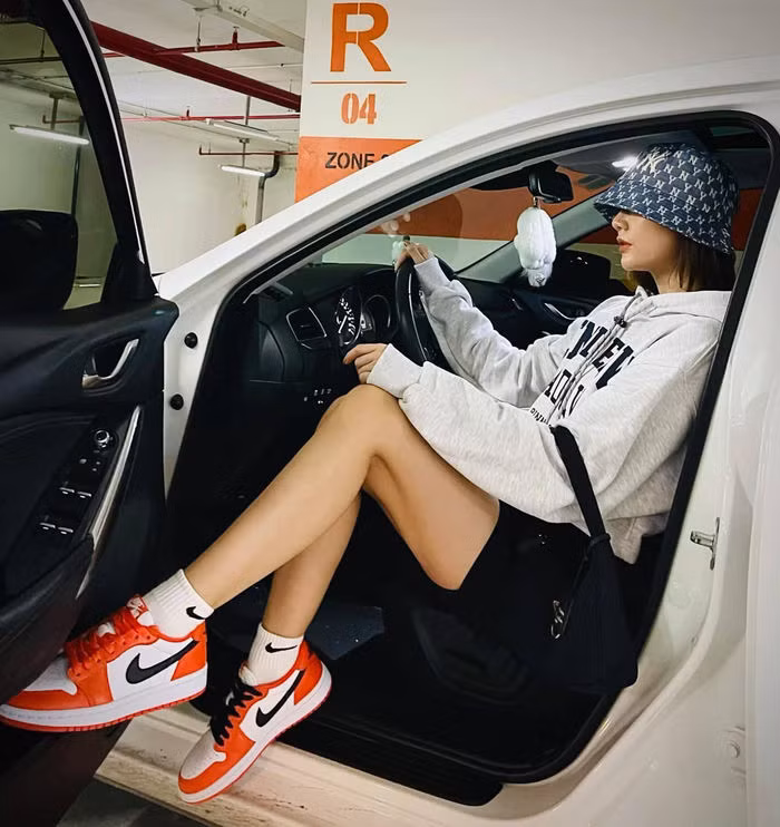 Bà mẹ một con cũng đã mua được xế hộp bạc tỷ. Ảnh: FBNV