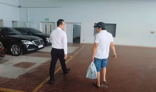 Khi sang Mỹ du học, Khoa Pug xách một bọc tiền mặt đi sắm xe Mercedes C300 AMG có giá gần 2 tỷ đồng.