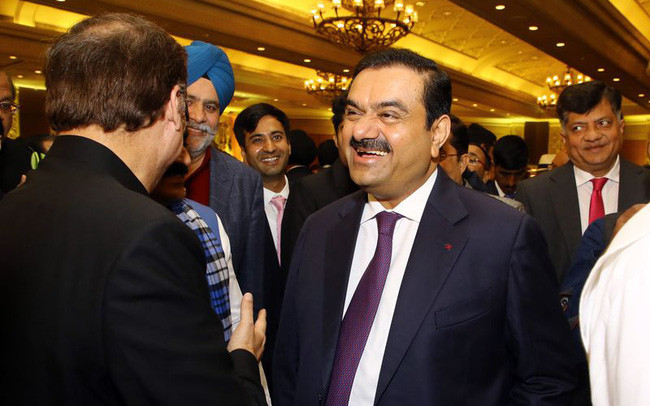 Theo cập nhật trên Forbes, ông Gautam Adani và gia đình đang sở hữu khối tài sản tương đương 72,5 tỷ USD, là người giàu thứ 2 tại Ấn Độ. Ảnh: BI