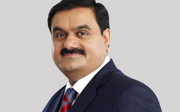 Sau khi bỏ học đại học, đầu những năm 1980, Gautam Adani thử vận may của mình trong ngành kinh doanh kim cương ở Mumbai. Không lâu sau đó, ông về quê nhà Gujarat để giúp người anh trai điều hành mảng kinh doanh nhựa trước khi lập ra Adani Enterprises năm 1988. Ảnh: BI