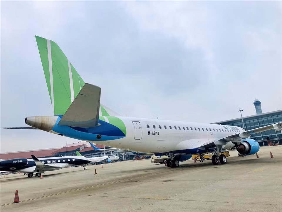 Embraer E190 có thiết kế sải cánh, độ dài thân và tầm bay vượt trội so với các dòng máy bay cùng dòng E-Jets, với tốc độ tối đa 871km/h, tầm bay tối đa 4.537 km. Ảnh: Lao động