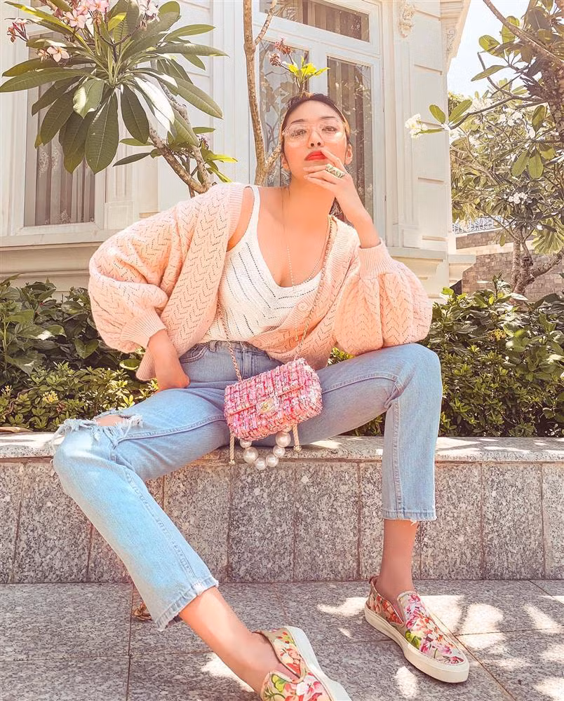 Không gian biệt thự thoáng đãng, nhiều cây xanh tựa như ở một khu nghỉ dưỡng.